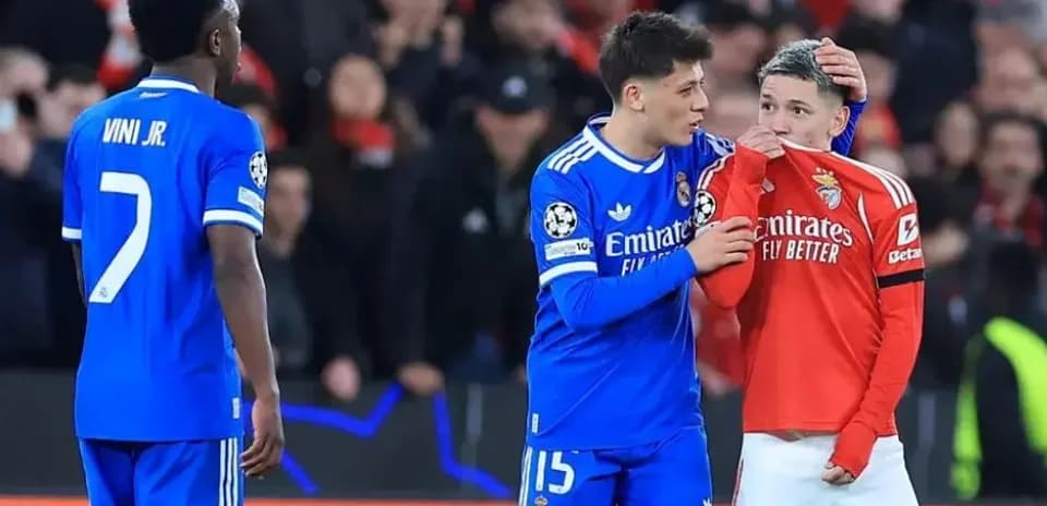 Trois joueurs sur le terrain après le match