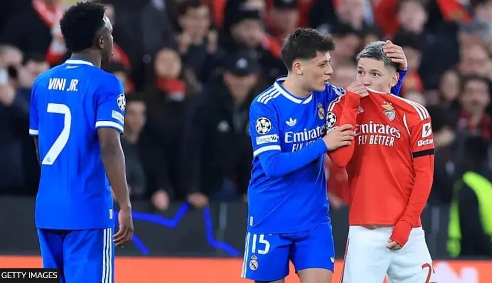 Trois joueurs sur le terrain après le match