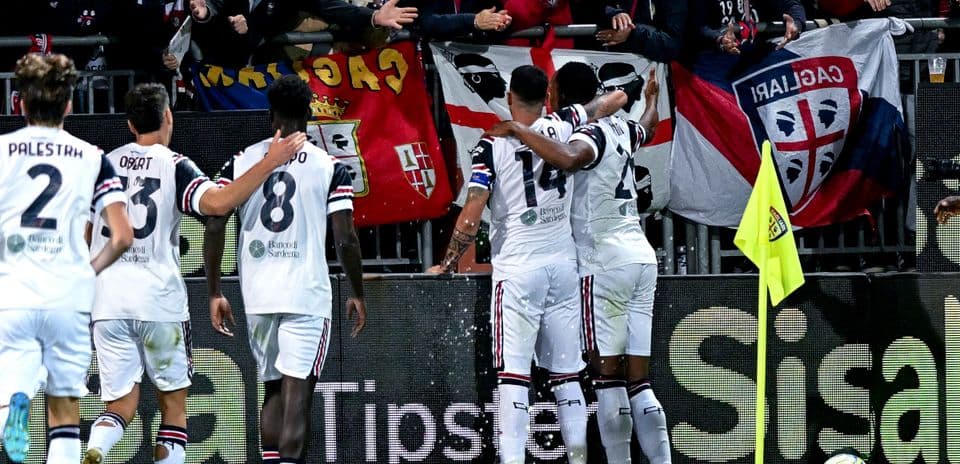 Joueurs de Cagliari célébrant un but avec les supporters