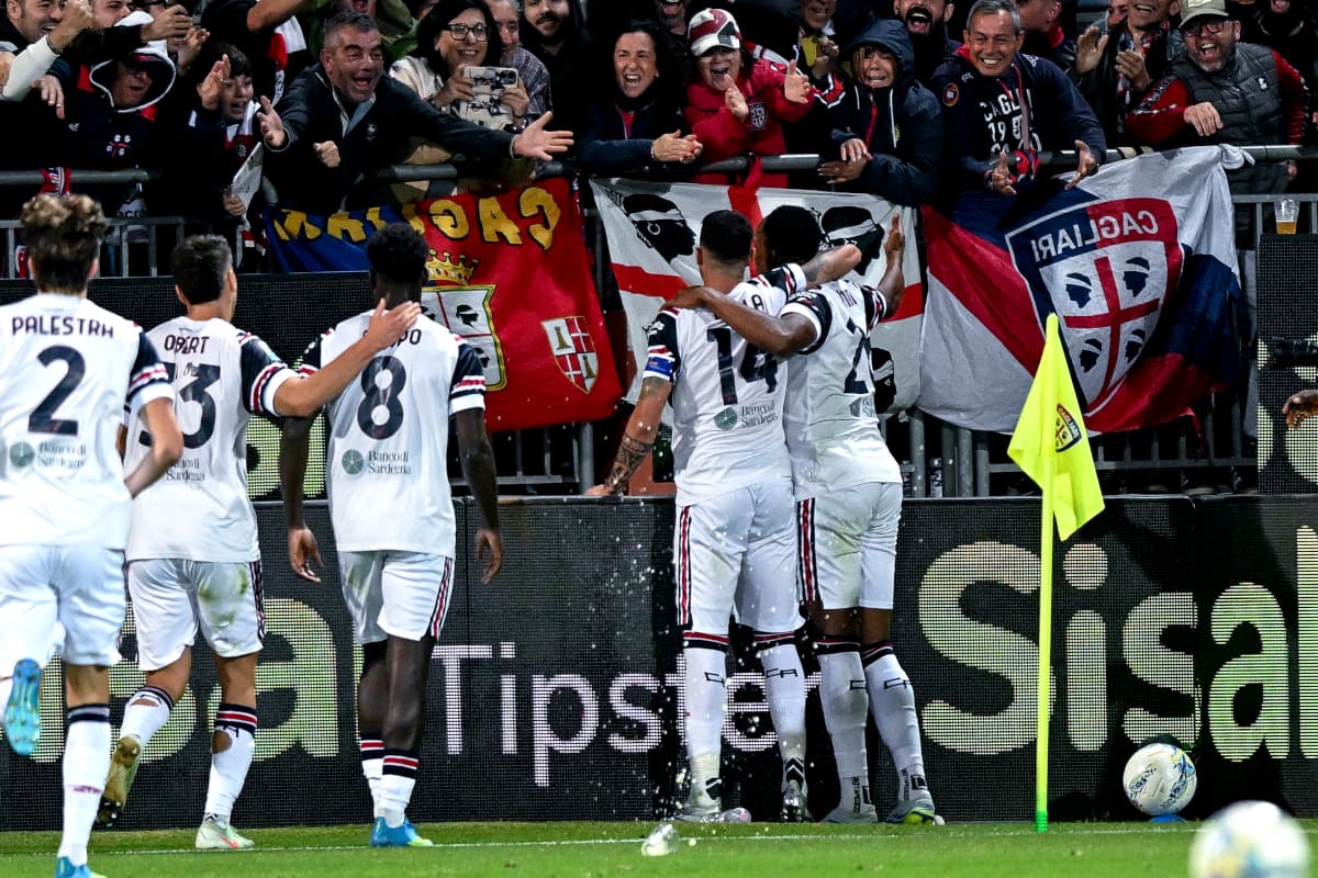 Joueurs de Cagliari célébrant un but avec les supporters