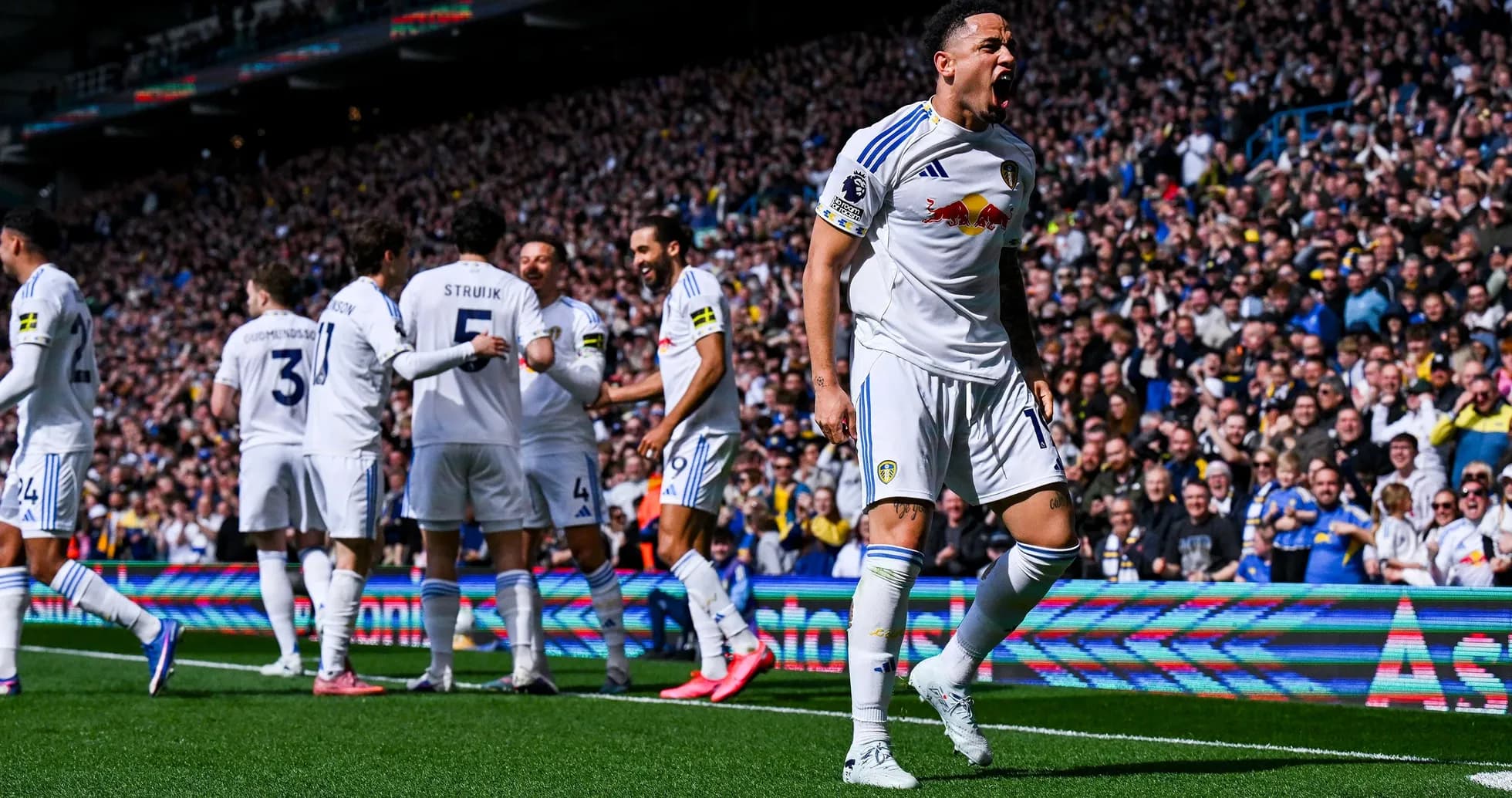Joueur de Leeds célébrant un but devant les fans