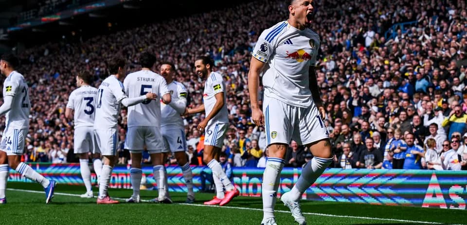 Joueur de Leeds célébrant un but devant les fans