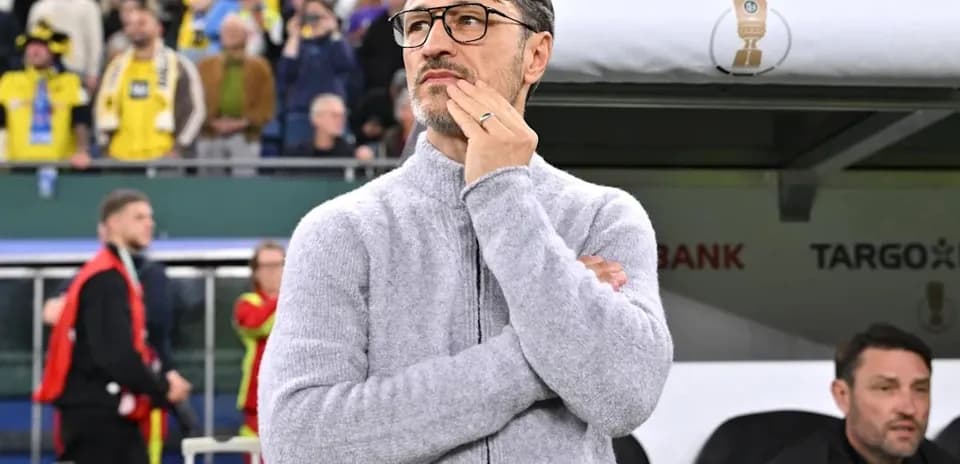 Entraîneur réfléchissant pendant un match de football