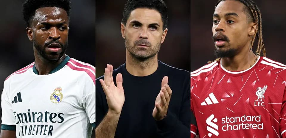 Trois joueurs de football en action sur le terrain