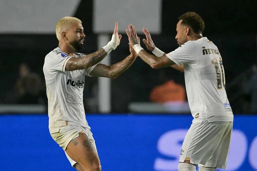 Joueurs célébrant un but lors d'un match