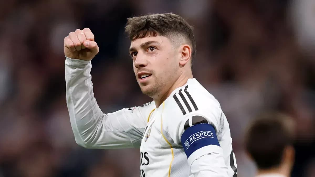 Joueur levant le poing avec un brassard de capitaine