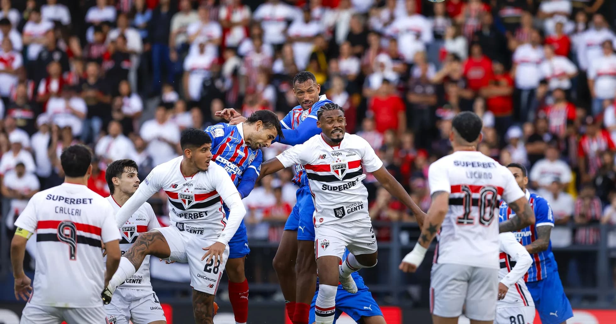 Joueurs de Bahia et Sao Paulo en action