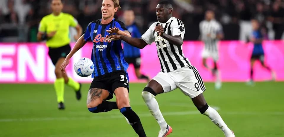 Deux joueurs luttant pour le ballon pendant un match