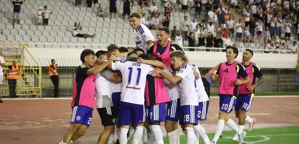 Joueurs d'HNK Hajduk célébrant un but