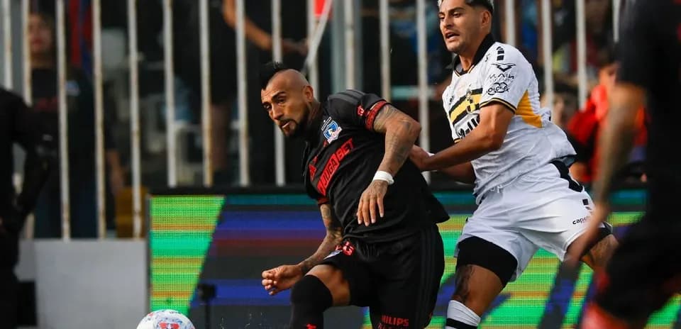 Deux joueurs se disputant le ballon lors du match