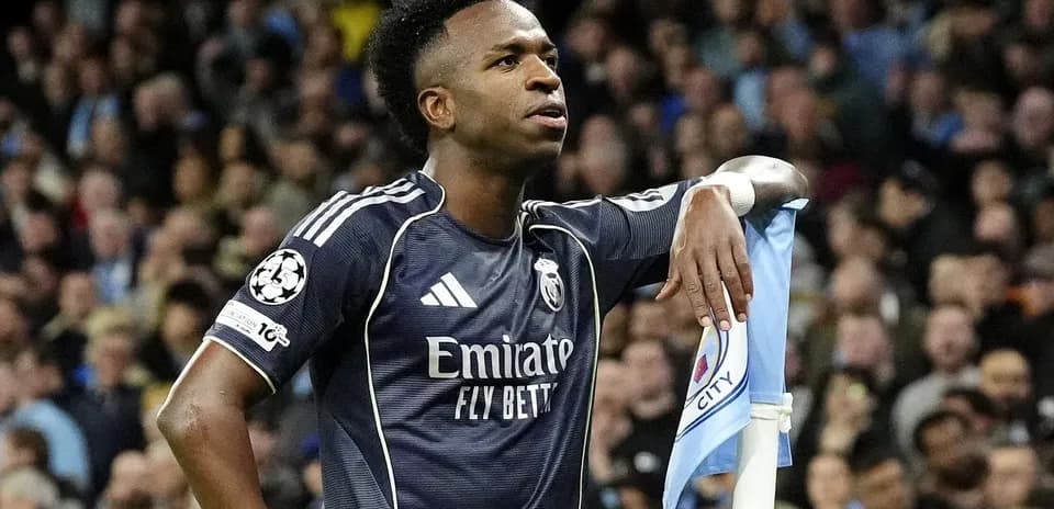 Joueur de Real Madrid près du coin du terrain
