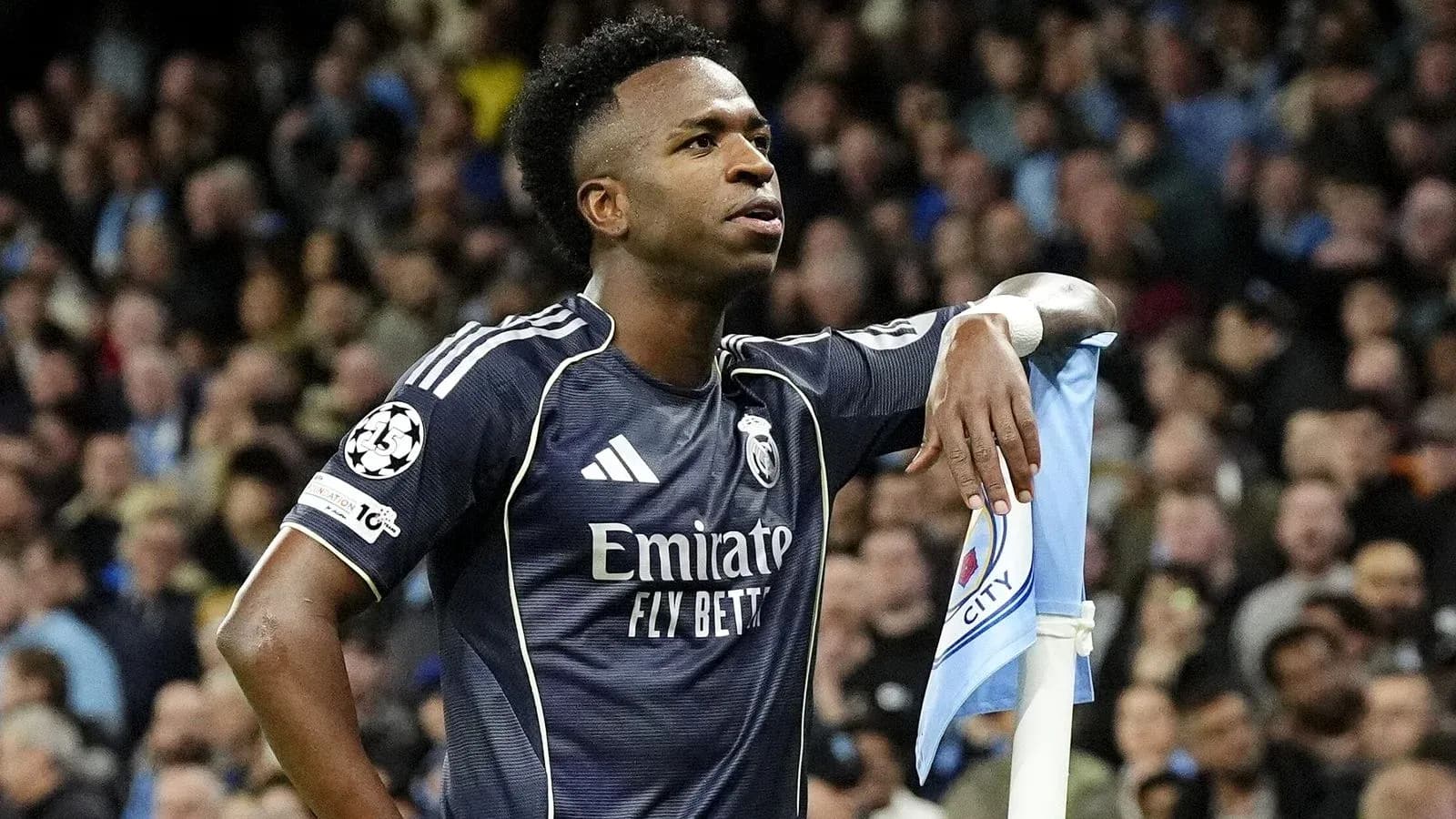 Joueur de Real Madrid près du coin du terrain