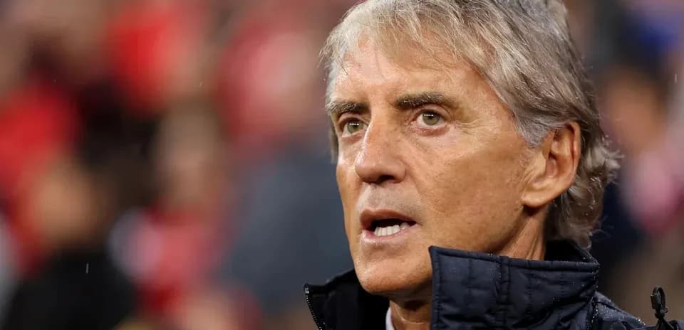 Entraîneur observant le match depuis le bord du terrain