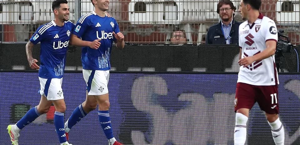 Deux joueurs de Como célébrant un but