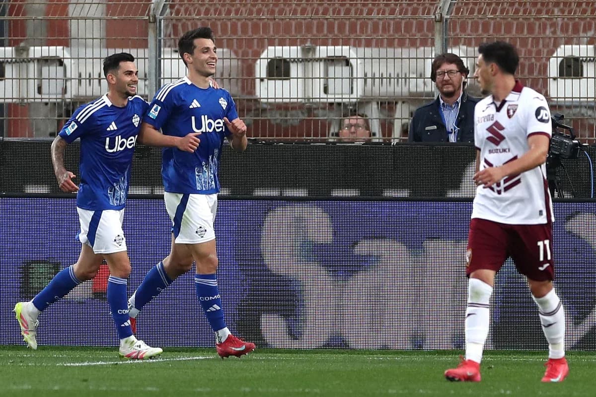 Deux joueurs de Como célébrant un but