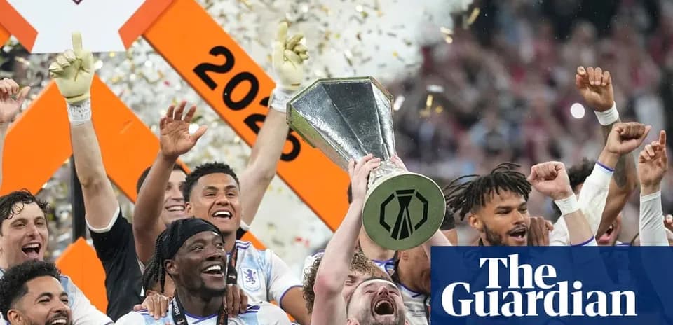 Joueurs célébrant avec le trophée après la victoire