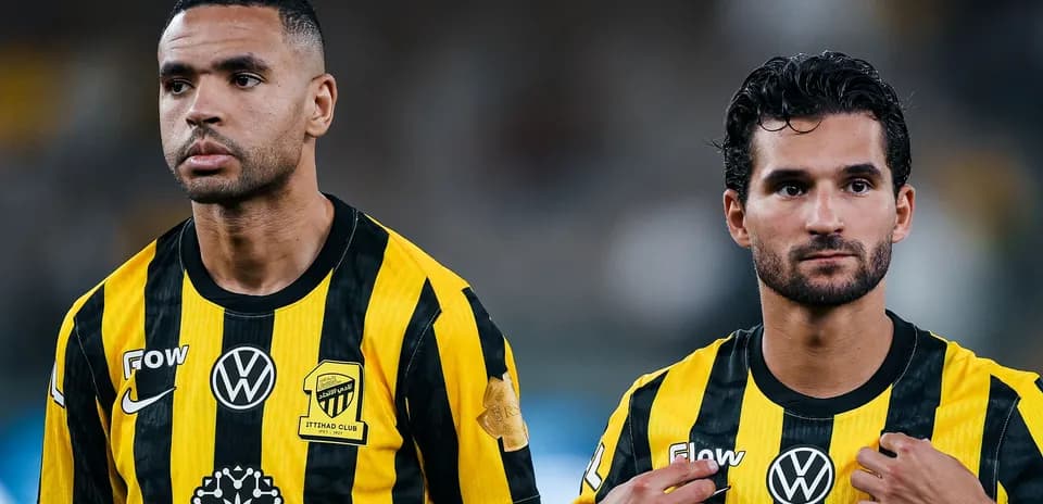 Joueurs d'Ittihad Club en uniforme jaune et noir