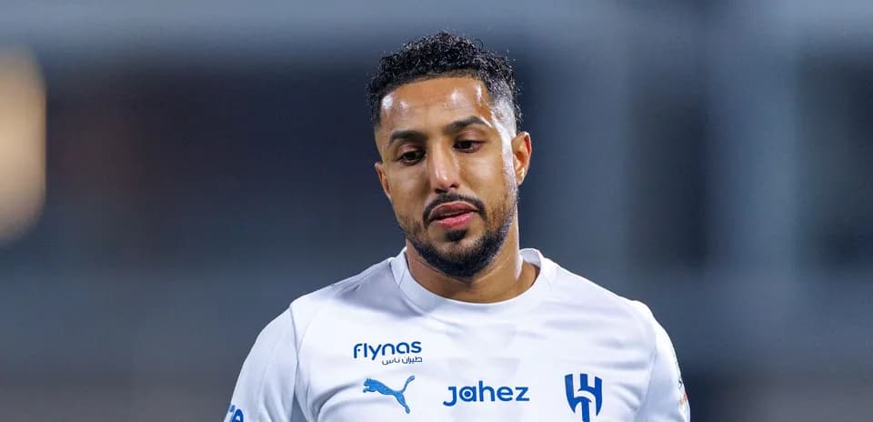Joueur de football en maillot d'Al Hilal