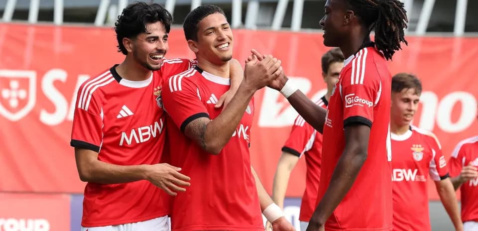 Joueurs de Benfica célébrant un but