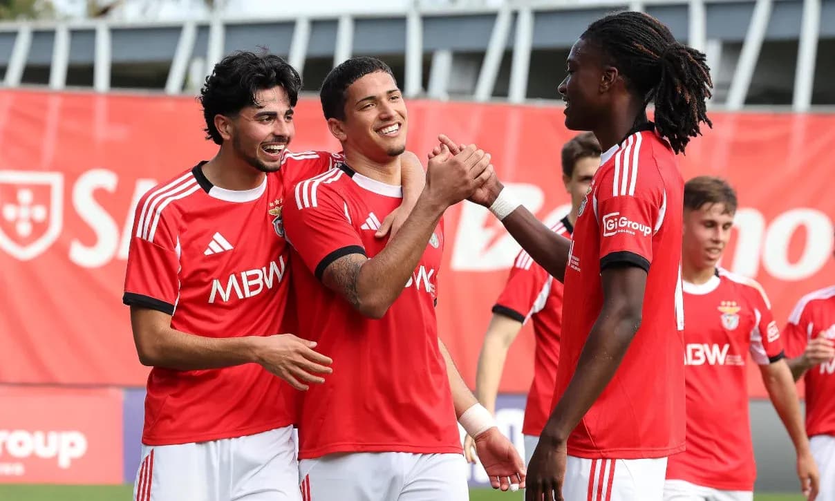 Joueurs de Benfica célébrant un but