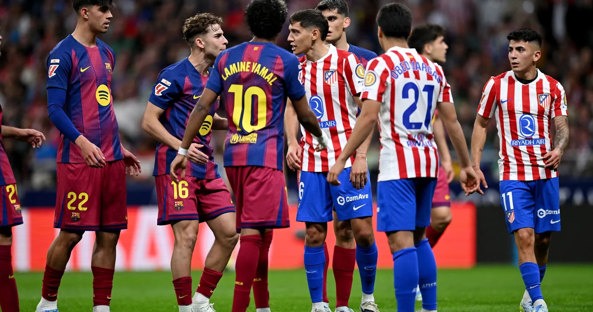 Joueurs de Barcelone et Atlético en discussion sur le terrain