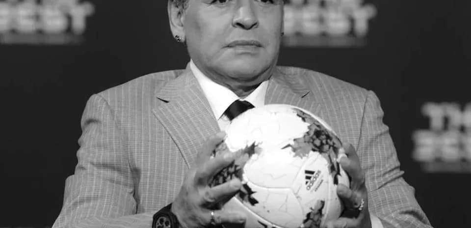Homme tenant un ballon de football sur scène