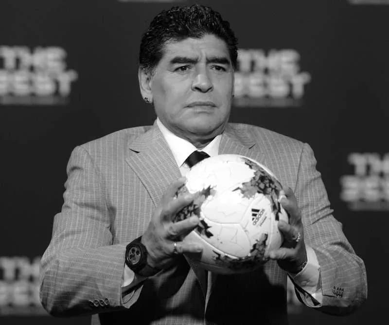 Homme tenant un ballon de football sur scène