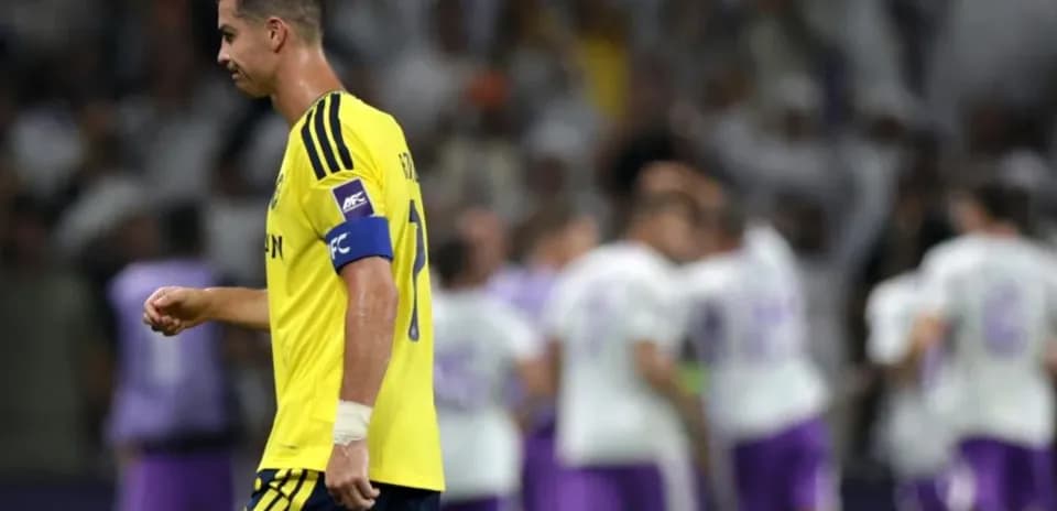 Joueur en maillot jaune marchant après un match