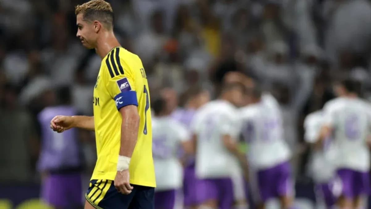 Joueur en maillot jaune marchant après un match