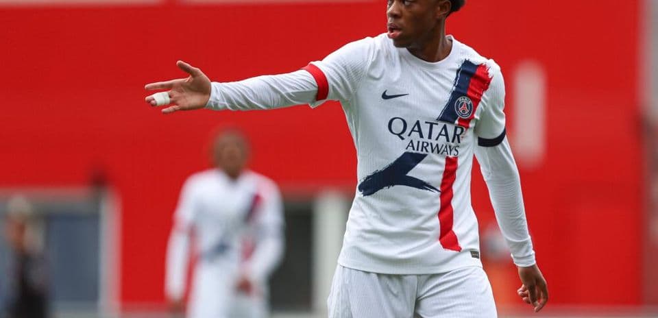 Joueur du PSG donnant des instructions sur le terrain
