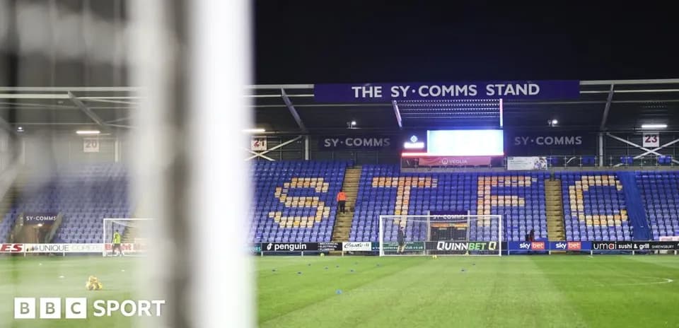 Stade avec la mention STFC en lettres sur les sièges