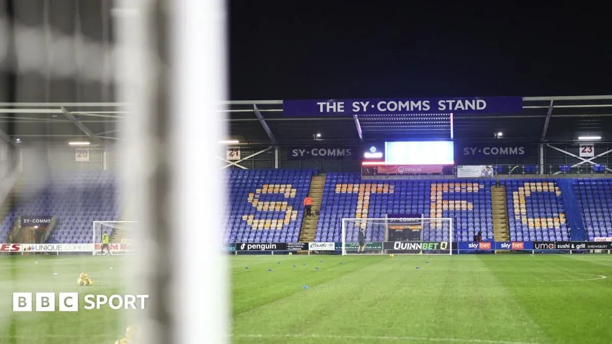 Stade avec la mention STFC en lettres sur les sièges