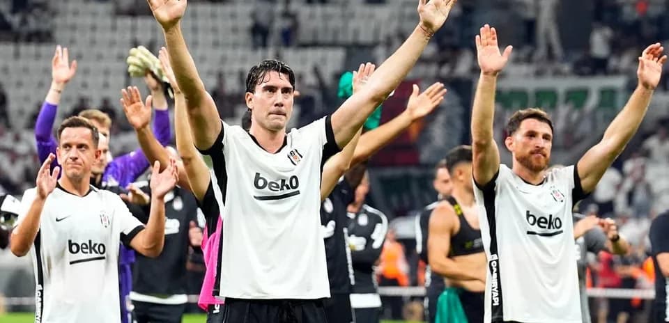 Joueurs de Beşiktaş saluant les supporters