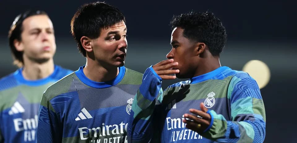 Joueurs de la Real Madrid discutant pendant l'entraînement
