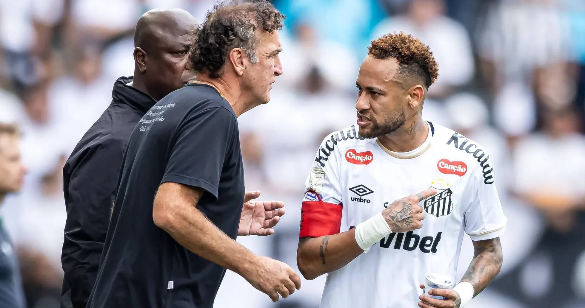 Neymar discutant avec l'entraîneur sur le terrain