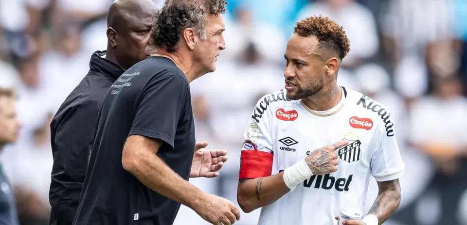 Neymar discutant avec l'entraîneur sur le terrain