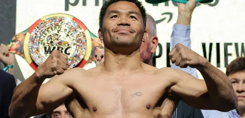 Boxeur posant sur la balance avant le combat