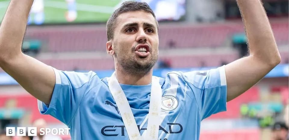 Joueur de Manchester City célébrant avec une médaille