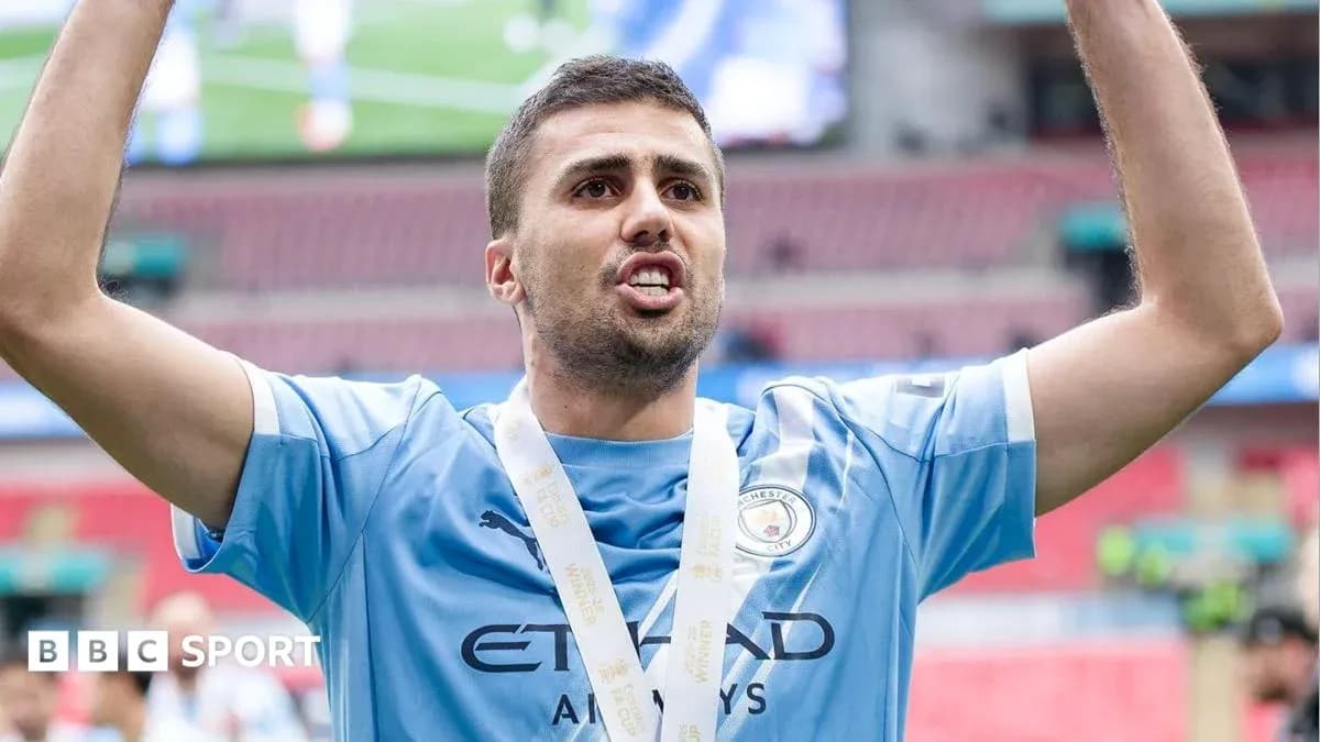 Joueur de Manchester City célébrant avec une médaille