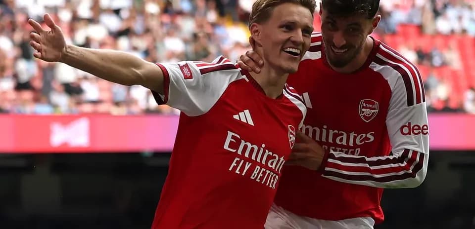 Joueurs d'Arsenal célébrant un but ensemble