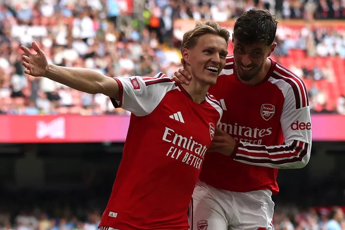 Joueurs d'Arsenal célébrant un but ensemble
