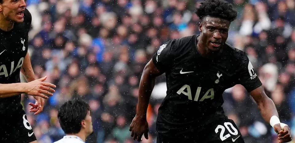 Joueur de Tottenham célébrant un but contre Leeds