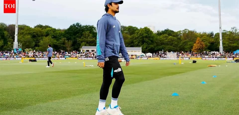 Joueur marchant sur le terrain d'entraînement de cricket