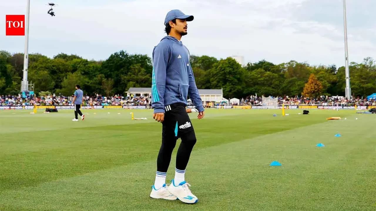 Joueur marchant sur le terrain d'entraînement de cricket