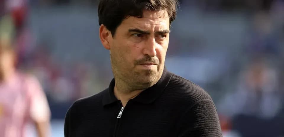 Entraîneur observant le terrain avant le match