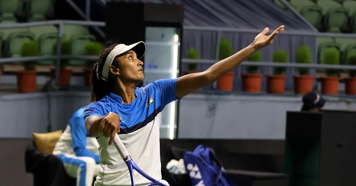 Joueuse de tennis servant sur le court