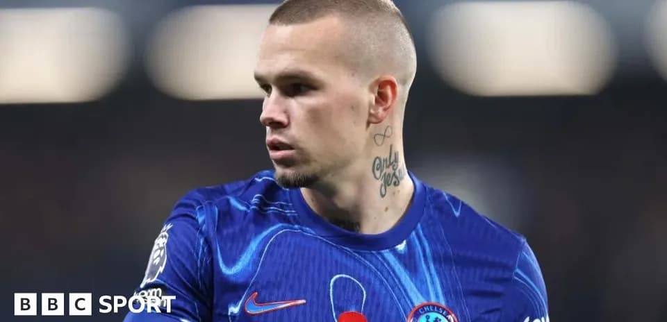 Joueur de Chelsea en tenue sur le terrain