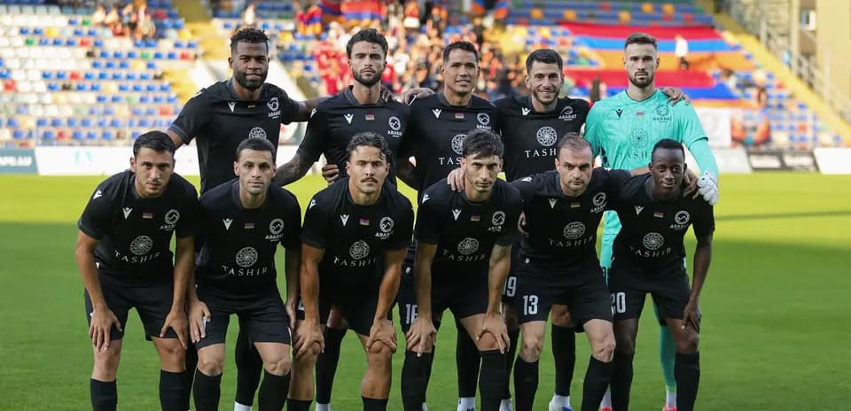 Équipe d'Ararat-Armenia avant le match