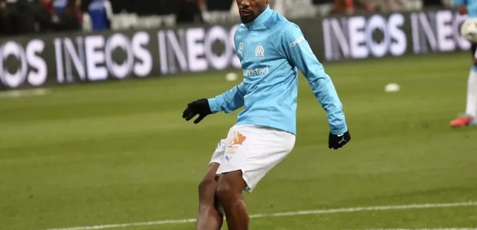 Joueur de l'OM s'échauffant sur le terrain