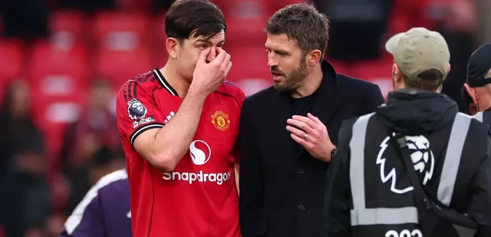 Joueur de Manchester United discutant avec l'entraîneur